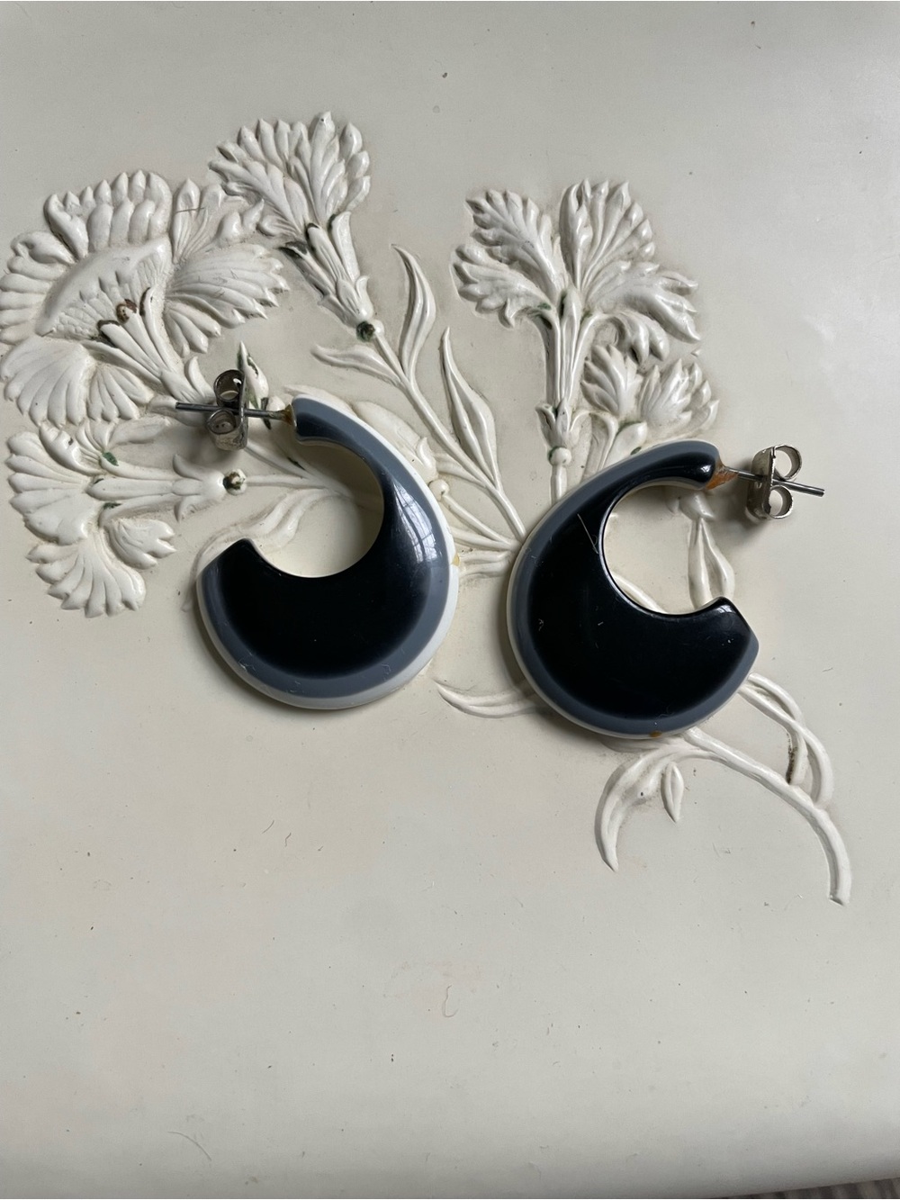 Vintage Black 80s-90s geometric C-hoop earrings